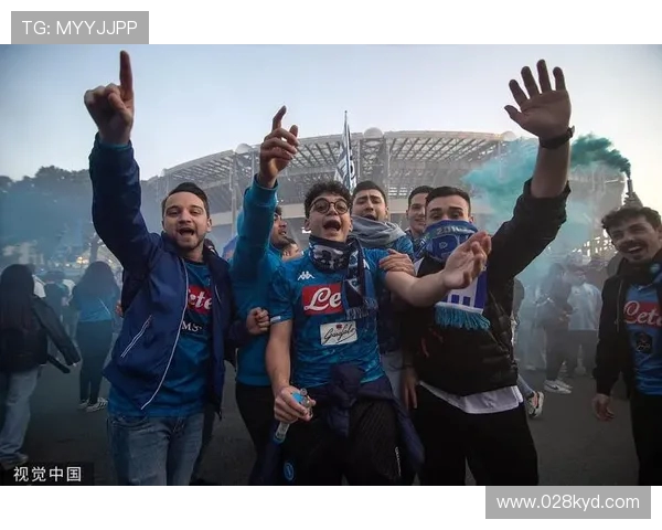 商贩不满警方查封货物集体封锁那不勒斯马拉多纳广场抗议行动以示